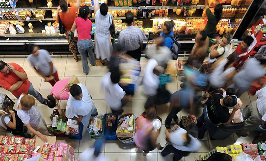 Confianza de los consumidores chilenos llega a su mayor nivel en el último año y medio