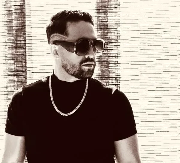 Besándonos V RAMIREZ: Una Nueva Era en el Pop Urbano