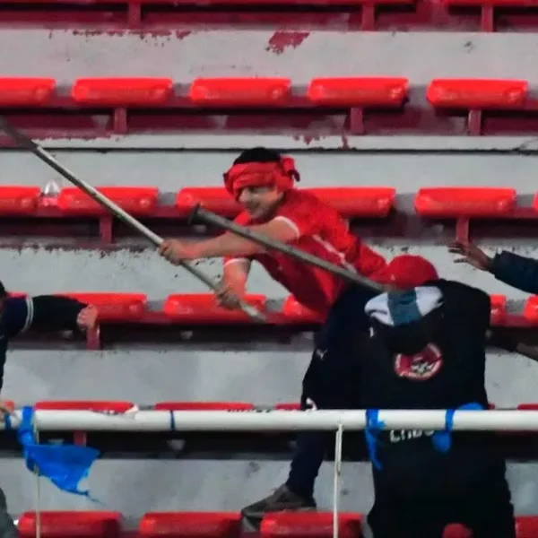 Violencia en el Fútbol: Incidentes en el Estadio Libertadores