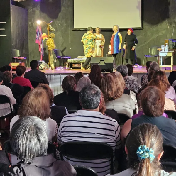 Teatro comunitario: 4 Divas Fuera de Época deslumbra en Quintero